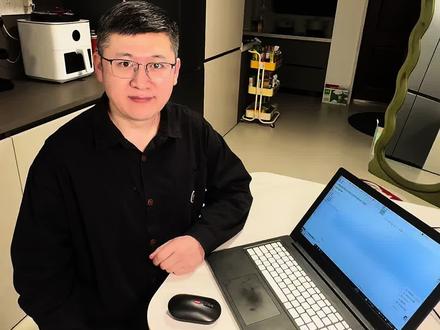 工控博士,分享知识。
看教程眼会了,手不会?遇到问题没人问?试试让AI成为你的实时“实操陪练”。
本期视频展示:如何利用 豆包AI的屏幕共享能力,在你操作SolidWorks的每一刻,提供即时的语音指导和步骤纠正。从创建草图到生成立方体,全程互动教学。
这不仅解决了“第一步”的难题,更提供了一种可复制的、高效的软件学习范式。从此,PLC编程、电路设计…任何复杂软件,都能请一位“AI导师”。
#博士日常 #solidworks #机械设计 #智能制造 #自动化