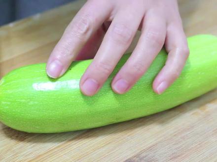 我家最爱吃的一道菜,清炒西葫芦,翠绿鲜嫩又好吃,全家人都说香 #简单美食 #在家做美食 #西葫芦 #家常菜