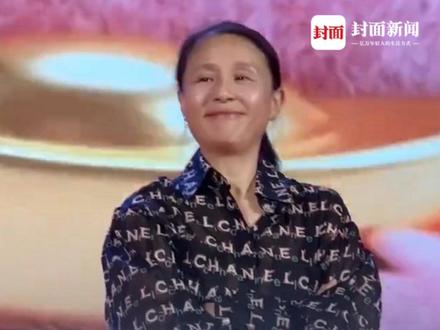 哇唧唧哇创始人龙丹妮在公司年会上罕见登台表演,一口气演绎了三支不同风格的舞蹈