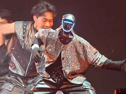 王力宏成都演唱会现场,机器人跳火力全开,真NB#王力宏成都演唱会 #机器人火力全开