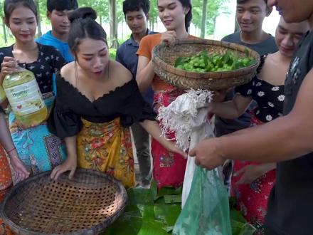 越南美女现抓100只癞蛤蟆,吃得满嘴冒油,难道不怕中毒吗? #地方特色美食 #乡村味道 #民间传统美食