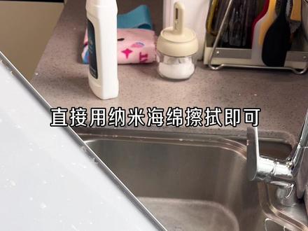 挑战自己手动深度清洁方太油烟机!
【前期准备】
1:要把灶台面铺上防护塑料布,放半水池的热水
2:工具要准备:小铲子、两块抹布、海绵擦、金刚砂刷碗布、油污净、小苏打、和洗衣粉
【清洁ing】
Step1:清洁顺序是「先内后外」,内部清洁先给油烟机内壁喷上油污净!在等待清洁剂充分反应的时候,拆洗滤网。
Step2:把小苏打和洗衣粉加到热水池中,滤网配件等放进搅拌均匀,浸泡一会,用海绵擦和抹布进行擦洗,有这种涂层的滤网铲子一定要谨慎使用,要轻一点,而且不能用金刚砂或是钢丝球去擦,会破坏涂层!
Step3:开始用铲子去除油烟机管道里面的厚重油污!这个过程真的挺累,得有耐心一点点去刮,然后用油污净反复喷几遍,用抹布或是金刚砂海绵彻底擦干净!
最后就是油烟机的外部清理和收尾工作了!直接喷油污净擦拭即可!(外面的油污不重)
清洁过程历时2个小时,大汗淋漓,看着辛苦擦干净的油烟机,有点不舍得用的赶脚!#油烟机清洗 #油烟机 #方太油烟机 #油烟机吸油棉 #油烟机深度清洗