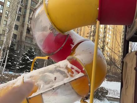 滑梯上发现恐龙基地 捡到ZURU超大恐龙头盲盒 开出搞笑恐龙