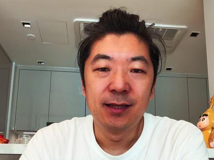 徕卡Q3 43(Q343)4.0固件核心是全新UI、AI对焦升级、视频优化、连接增强,还有多项体验与性能提升,以下为关键内容。
一、核心更新要点
• 全新UI与操作:采用SL3风格UI,照片/视频菜单明确划分,全触屏操作;快速菜单与取景界面升级,显示电池续航与健康,支持Leica Looks强度调节,可删除原生色彩预设。
• AI自动对焦升级:新增AI对象识别,稳定识别人眼/人脸/人体及鸟、狗、猫等动物;追踪时自动调整对焦点大小与形状;AF菜单简化,新增AF Acquisition,FN列表与控制中心可调用。
• 视频能力优化:L-Log画质提升,降噪与肤色还原更好;支持Wi‑Fi与USB麦克风同时使用;视频配置文件整合,操作更高效 。
• 性能与体验:开机速度更快;回放放大自动居中AF位置;支持设置常用数码变焦(60/90/120/150mm)并按键调用;与Leica FOTOS连接提速,搜索/加载更快;更新≥3.1.1版本可自动恢复设置 。
• 其他细节:控制中心AF Detection默认开启;连接图标标准化;支持Adobe Frame.io云协作;从3.1.1及更早版本升级需重新配对FOTOS;闪光灯默认改为开启 。
二、升级与注意事项
• 升级方式:通过Leica FOTOS App或官网下载固件存SD卡升级。
• 配对提示:从3.1.1及更早版本升级后,需重新与FOTOS配对 。
• 设定恢复:从3.1.1及以上版本升级,设置可自动恢复,语言/日期/时间不变 。#徕卡Q343 #徕卡Q #西伯利亚森林猫
