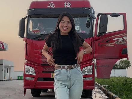#丝滑半挂甩尾转场 #卡车女司机、🙈给哥哥姐姐表演一个半挂甩尾..
