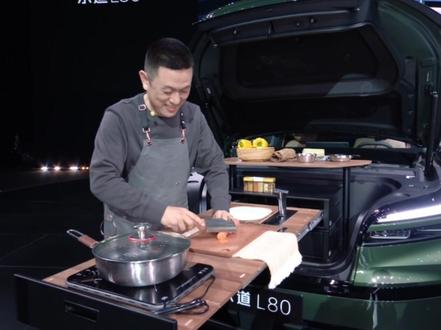 别人发布会讲参数,李斌现场做饭,乐道L80前备舱变移动厨房!#乐道L80双舱超级大五座 #乐道L80蔚来世界模型版 #蔚来乐道L80 #乐道汽车