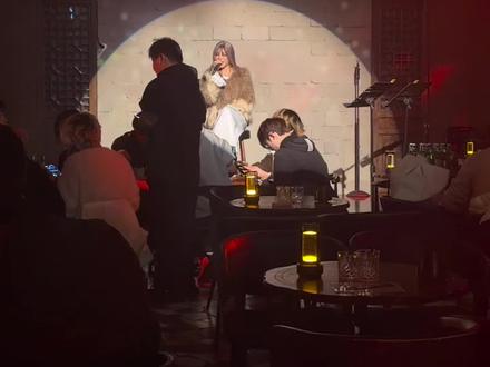 “这个世界太随便了 语言没重量 什么都可以随便 感情也是 人也是”