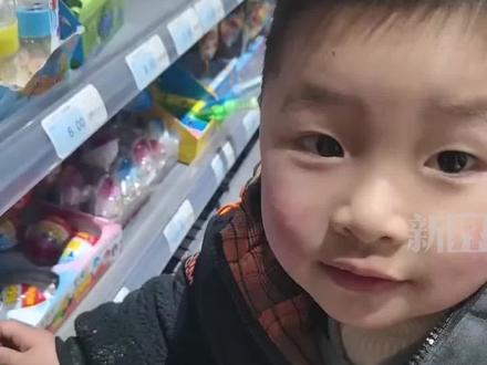 小姨教萌娃超市购物,“要把钱花在刀刃上”,网友:小姨不但有钱……#万万没想到 #小姨的爱 #萌娃