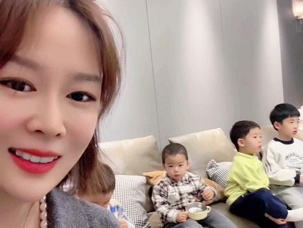 年轻人为什么要多生孩子?四个娃的宝妈分享自己的看法#上热搜 #国家三胎政策 #家庭幸福