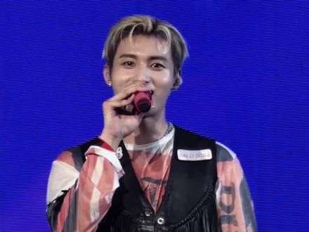 情人节要到了,点播一首《狗男人》。希望大家都不要遇见这样的x男人,毕竟李雨恒说他是gentleman来的。 #李大奔 #李大奔巡演 #livehouse