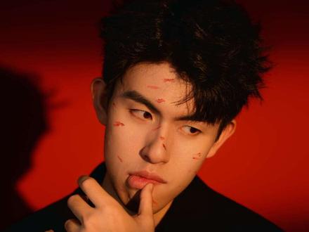 最近都在回忆一代人的遗憾青春——当年在EXO因对抗资本被全网封杀的King。其实张张当年也是因为King在舞台上帅气的身姿,才想出道当爱豆。
2021年,17岁,孤身一人前往韩国SM做练习生,不知道留了多少斤的汗水与泪水,曾几何时我也认为自己能像King一样c位出道,为此我只能一遍遍的训练唱跳,近乎变态一样的控制饮食,因为我愿为此付出一切。
可惜年少棱角太锐,偏偏又喜欢二次元,公司一直禁止我接触二次元文化,想把我打造成好男孩现充人设圈钱,我宁死不从。我以为最多得到的是冷落和区别对待,却低估了资本的险恶。
他们开始往我的一日三餐里加“傻吃猛涨”猪饲料,让我的身材日渐走样。曾经我引以为傲的舞台表现力彻底崩塌,关键考核频频失误。这一刻我明白了,自从King那件事沸沸扬扬后,韩娱便再没有明面上的打压,只有悄无声息的摧毁,让我亲手丢掉我的一切。
最终,原定的出道名额被强制收回,数年青春和全部梦想,被资本轻易碾碎。我被迫狼狈退出,离开倾尽所有的首尔,带着一身伤痕与肥肉草草回国,回来后只能在互联网上做抽象视频为生。
错过的舞台,被毁掉的人生,那些难以言说的委屈,终究成了这碗自热米饭,咽下去索然无味,咽不下饥肠辘辘,于是便一直卡在喉咙里,使我无地自容。
千张张,随笔于2026年5月6日。
#King #EXO #曾经的王 #练习生
