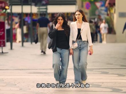 每天了解一个国家——阿塞拜疆! 阿塞拜疆是穆斯林世界首个世俗民主共和国,这里的女性不用穿黑袍戴头巾,全国不禁酒,虽然法律是一夫一妻,但是在一些农村和富人群体,一个男子娶多个老婆的情况也大有人在。阿塞拜疆男子娶亲彩礼不贵,但女方却要陪嫁巨额嫁妆,很多普通家庭为了给女儿凑陪嫁,要掏空一辈子的积蓄,甚至借高利贷。阿塞拜疆被称为火之国,是全球拜火教的圣地,也是全球石油工业的发源地之一,还是全球顶级黑鱼子酱的核心产区。#阿塞拜疆 #带你看世界 #旅行推荐官 #人文 #科普