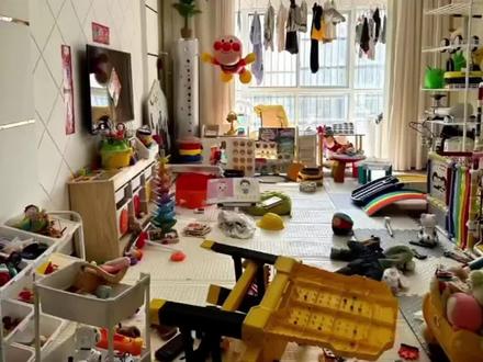 从此:摔倒不疼、乱跑不怕、家长不慌。
唯一缺点:我家现在看起来像早教中心🏫
#客厅改造 #走廊改造#爬爬垫 #爬爬垫怎么选#lunastory拼接爬爬垫