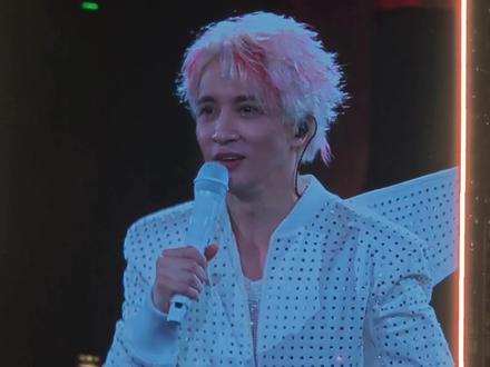 3.22点歌环节点到《陪你去流浪》和《迟迟》!
老薛你的反应也太可爱了吧!
#薛之谦 #点歌环节 #薛之谦广州演唱会 #四面台