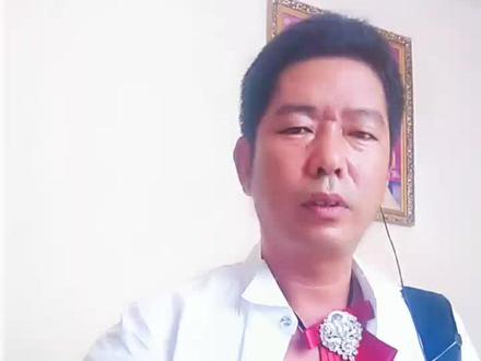 刚练完大合唱的歌,衣服都不换就开唱彝语南部方言的彝族歌王奥杰阿格的《酒徒》,歌词略有改动,大意一样