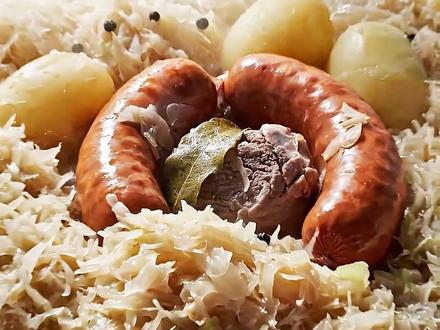 假如被困在雪山深处,你会选择哪一个食物压缩球呢? 假如被困在雪山深处,你会选择哪一个食物压缩球呢?#ai解压视频