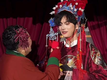 万岁山武侠城王婆说媒七位大美女为帅哥而来#万岁山武侠城#王婆说媒#开封王婆#开封王婆说媒名场面 @百雀羚小瓷罐修护霜直播间 #2026绝不输给脆皮瞬间