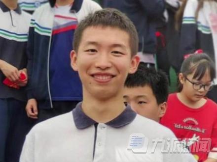 6月23日,四川泸州,#男生考707分纠结选清华还是北大。