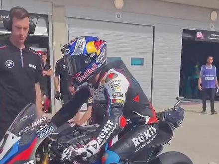 宝马S1000RR 参加WSBK,其實寶馬有參加賽事,可是又怕被打臉,希望27年能硬棒棒參加MotoGP賽!#寶馬 #S1000RR #MotoGP #曼島TT #BMW