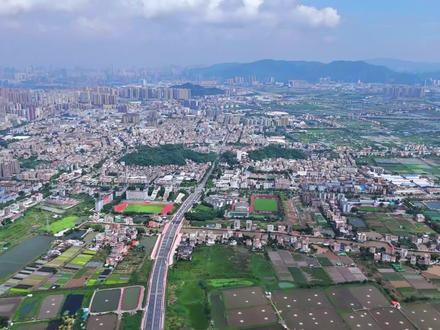 南联-坦洲 中山市坦洲镇的高速路网建设近年来取得显著进展,形成了连接珠海及大湾区其他城市的高效交通体系.
安阜收费站作为香海高速“南大门”,日均车流超3万次,与西环高速马角互通构成“黄金十字”,15分钟直达珠海金湾。新丰围互通衔接深中通道,联动月环、申堂两大枢纽,8个高速出入口织就“四高一快”路网,坦洲正以“八进八出”之势重塑湾区交通版图。
坦洲快线:22.9公里全高架如银色巨龙,77.7%桥梁占比实现中山主城30分钟直达,龙塘互通立交更将车流高效导入深珠澳核心区。 坦洲大道:2025年7月通车的“新中轴”,8.5公里双向10/8车道串联7座立交,与珠海金琴快线无缝对接,中珠同城化迈入“分钟级”时代。
南联战略下,12项中珠跨界工程已打通7条“血管”,神农路-云峰路等通道使坦洲与珠海唐家湾、横琴形成20分钟生活圈。随着申堂互通年内竣工,深中通道车流将经此直抵澳门,湾区“A字形”发展轴在此交汇。