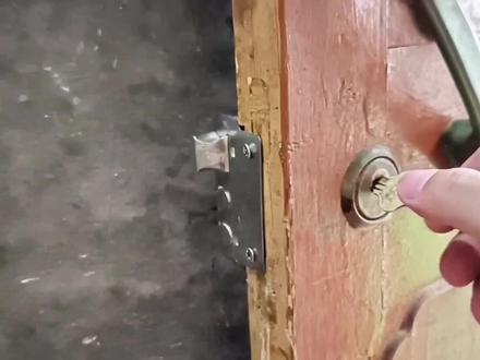 外装门锁屋内小保险上锁后打不开了怎么办?如何不破坏锁芯去解决问题?#生活小常识 #小窍门 #反锁了 #外装门锁