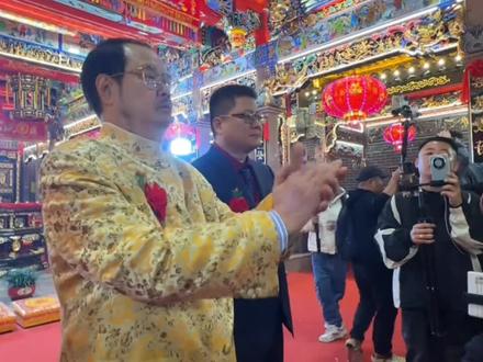 他出一千五百万给村子修祠堂,一言不合就是万元打赏炒两个菜,又一位爱发钱的董事长火了#吴镇明 #潮汕 #振东兄 #离谱 #热点