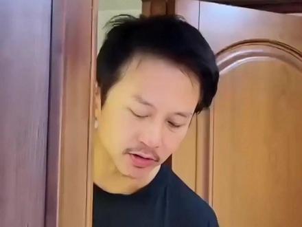 46岁的邓超刮掉胡子后年轻感十足,网友:胡子是年龄开关吗?