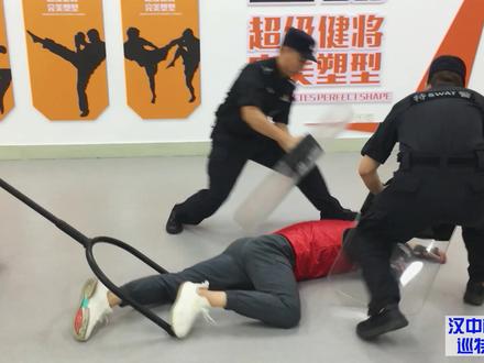 汉中公安特警蜀黍校园安保第二讲又来了,速来围观! @中国警察网 @陕西警方 #警民dou平安 #防身