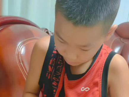 小黄鸭进屋不到24小时,折纸小哥哥就给它们用纸箱亲手制作了一个“快乐小屋”,给他们洗澡,喂食,搞卫生,忙得不亦乐乎。#明月千里共婵娟 #小鸭子 #手工制作