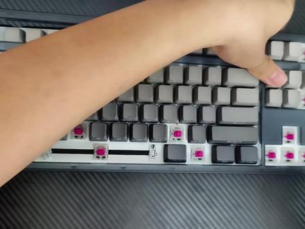 如何快速拆解你的mk870?加装声音包教程 井上poron全套
夹心棉:日本井上poron le20 厚度3.5
底 棉:日本井上poron le20 厚度2
轴座棉:日本井上poron le20 厚度2
轴下垫:8倍发泡ixpe 厚度0.5(精密开孔)
声优垫:pet材质不开灯孔
封包膜: 封包背膜(封闭)
安装方法及顺序:
1用螺丝刀拆解外壳取下原装填充
2从上到下的顺序为:定位板-夹心棉-轴下垫-声优垫-电路板-轴座棉-整张背膜(完成封包)-底壳
注意事项
1轴下垫和声优垫无胶用轴体压住就行,可以装好轴体反过来装
2封包背膜贴在轴座棉后面用于封包
3顶配5件套主要优化了材质和孔位,虽然5样但是都能装进去
#机械键盘 #Mk870 #客制化键盘 #教程 #拆解安装