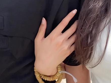 女生在喜欢你的时候 不一定会主动牵手 但挽胳膊一定是她对你最高的爱意