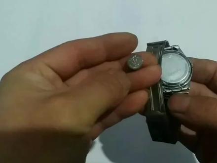 手表更换电池,没有专用扳手怎么打开后盖,教你一招,轻松拧开