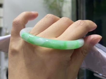 翡翠手镯的抛光粉是什么样的?