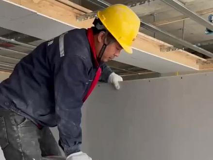 人工吊顶又累又危险?机器人直接解决所有问题!#吊顶机器人 #木工吊顶 #智能装修 #装修机器人 #室内装修