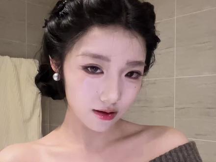 总觉得头顶编发很麻烦又很难学会会弄的头发乱糟糟的 灵机一动发现这种抓夹代替编发的方法 而且更有装饰性!手残老婆值得一试!!#千金感盘发 #方圆脸发型 #小抓夹发型教程 #手残党也能学会的发型 #古早发型