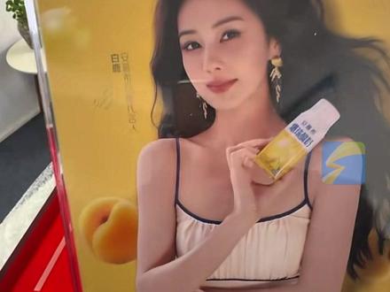 男子买酸奶抽中白鹿10克白鹿黄金海报,熔出9.93克金豆。网友:不熔价值更高!#白鹿 #黄金 #海报