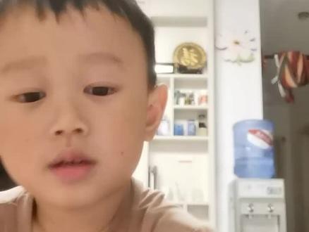 用乐高拼三角洲里面的金色骷髅面罩的人仔