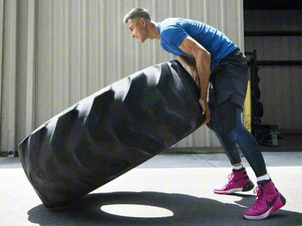 朱芳雨:易建联不抽烟不喝酒不泡妞,目前而言没有其他国内球员这样。#易建联宣布退役