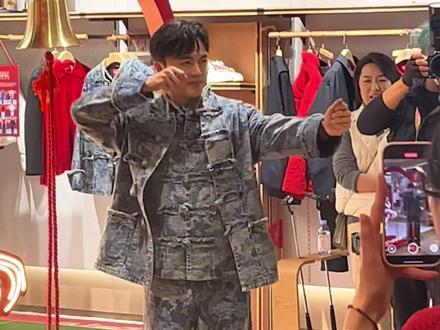 苏州中心
碰到叶祖新饭撒现场!
太子回归
#叶祖新 #苏州中心 #fila #叶祖新越老越帅 #近距离看明星