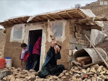 偏远山脉初冬牧区:游牧母亲瓦尔雨季修缮水渠 改善防水泥泞地面 #朦萌荒野#瓦尔的最新进展#野外生活纪录片#伊朗游牧民生活#野外建造@DOU+小助手