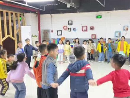 幼儿园数学趣味小游戏
《马兰花开》
游戏规则:
师:马兰花开
幼:开几朵
师:随便说一个数学算式
一定要让孩子在游戏中自主的去学习#幼儿园 #幼师必备 #幼儿园小游戏 #幼儿园日常 #幼儿教师