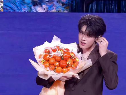 亲爱的小极顺顺利利天天开心!小金桔一直在!#张极 #张极生日会 #张极生日直播 #桔子妹 #追星是通往幸福的密码