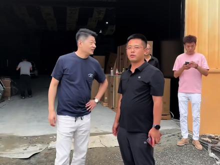 东北第一街溜子、不抽华子我咳嗽、无用外包装协会李会长莅临胜芳烤厂,以后经常会来胜芳烤厂与大家见面。@胜芳烤厂大排档(官方账号)筹备中 @李会长(街溜子)