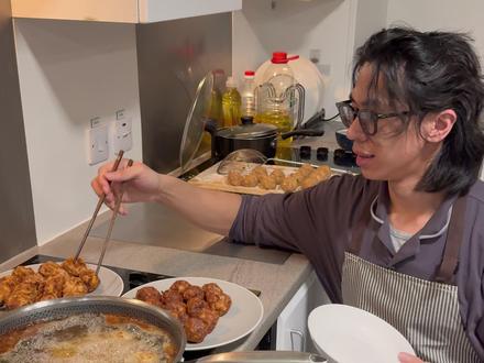 安徽留学生在英国的美食vlog:挂面圆子,糯米圆子,属于安徽孩子的年味。#留学生做饭糊弄学 #合肥 #安徽炸圆子 #挂面圆子 #糯米圆子