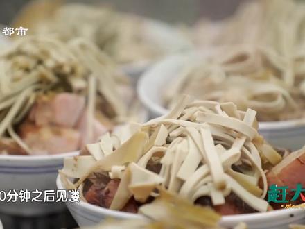 来到蓟州,千层大饼可不能少,配上碗肉不要太美味!