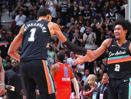 2025.12.24马刺vs雷霆 马刺主场再胜雷霆,双杀联盟第一。文班亚马连续盖帽记录终结,雷霆超越73胜记录渺茫。雷霆内线之痛难以解决,召回CP3很有必要,炮哥回来现在根本不算躺冠。#马刺vs雷霆 #雷霆vs马刺 #NBA常规赛 #73胜勇士 #文班亚马