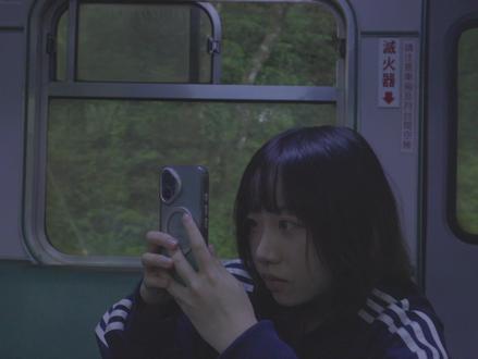 沈佳宜,我很喜欢你,非常喜欢你。
喂,你在听吗,现在是2025年五月的最后一天,我在台湾,仿佛回到了千禧年,那个逐渐向我们走远却又无比深刻的年份。从前对台湾的印象来源于台剧,那是很多充满了很多浪漫色彩与青春气息的画面。但当我真正脚踩这片土地,我发现和小时候的期待有一些不一样,可能最主要的原因是我还没有成长为自己想象中的样子,台剧里非常淋漓尽致的青春我也没有体会过。人们都说二十多岁是人生中最美好的时光,但在这个信息爆炸的时代,我花了太多时间通过手机屏幕窥探他人的完美人生,就算我知道这不是生活的真相但我仍然不可避免地感到焦虑和内耗。
所以当童年的想象真实地铺陈开来的瞬间,我感受到的是些许怅然。时代的大雨不停歇地下着,所有抓不住的东西都在饥饿地喧闹,应该用心去感受的东西却被蒙尘了太多沉重的告诫。我们看向昨日,你说穿越回千禧年是一种祝福,那我便祝福你被大雨淋湿之时,也有大梦一场的勇气。#毕业季 #台湾 #台湾旅行 #青春的记忆 #短片