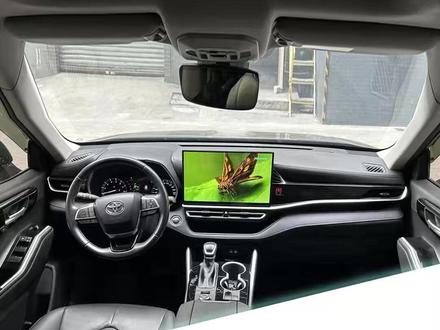 22-25款汉兰达升级26款15.6寸中控大屏。 带副驾饰条氛围灯和新款出风口,支持语音声控,带无线CARPLAY手机互联,内置海量应用,可调节壁纸主题,提升用车体验。#丰田汉兰达 #汉兰达老改新 #汉兰达改装 #陆放改装 #汉兰达内饰改装