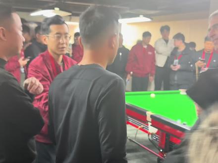 《奥沙利文学中式台球之冲球》 奥沙利文开始系统学习中式台球的开球技术。在和郑宇伯,楚秉杰的表演赛中,其实大家都看得很清楚,他的准度,控球、以及清台能力完全没有问题,真正还在适应中的是中式台球的冲球技术,这也是他目前学打中式台球里,最明显,也是最关键的一块技术短板。在康溪盛世总部,通过党金虎等职业球手的开球示范和指导,他正在不断调整、,摸索中式台球开球的发力方式和下球率。这项技术和斯诺克差异极大,本身就需要时间去“重新建立手感”。但可以确定的是,一旦“火箭”开球技术真正打通,以他的整体台球基本功,中式台球的整体水平一定会出现质的提升。这不是能不能的问题,只是还差一点时间。#奥沙利文 #康溪盛世台球桌 #焦凯聊台球#康溪盛世奥沙利文 #利百文奥沙利文