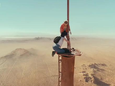 姐妹花作死挑战600米高塔,结果被困塔顶,绝境下如何求生#电影解说 #美剧